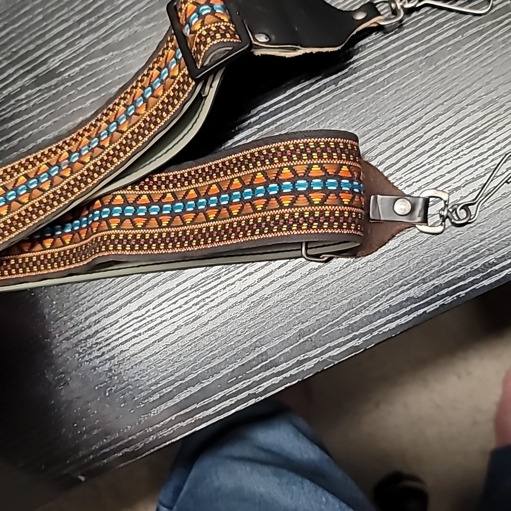 GUITAR STRAP. VERY CLEAN.
